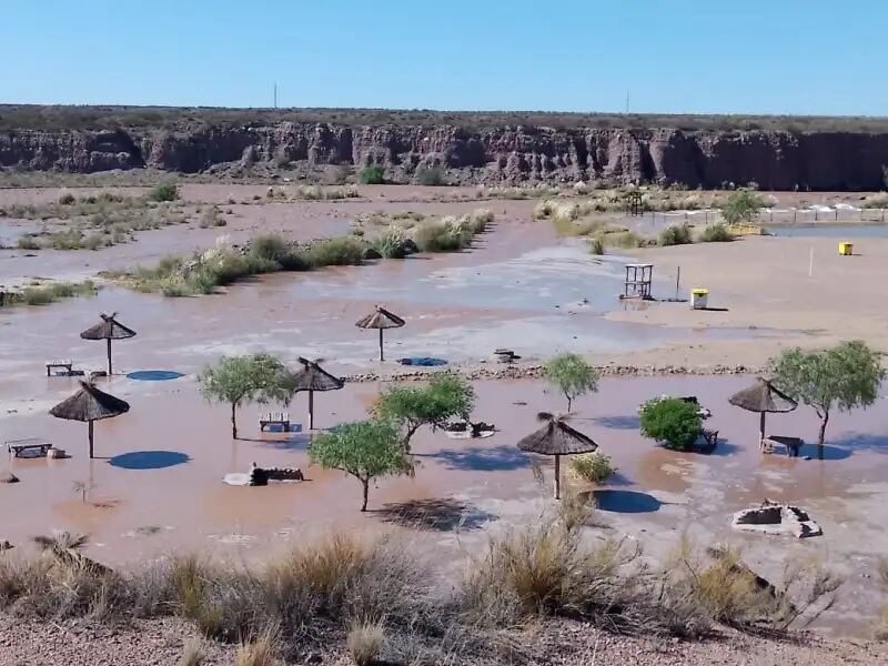 Luján Playa inundada por el avancé del caudaloso río Mendoza, tras la apertura de las compuertas del descargador de fondo (DDF) del dique Potrerillos.