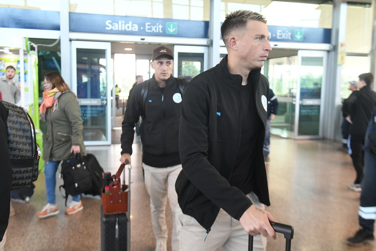 El Plantel de Belgrano parte desde el aeropuerto Córdoba hacia  Brasil para jugar con el internacional de Porto Alegre ( Ramiro Pereyra /La Voz)