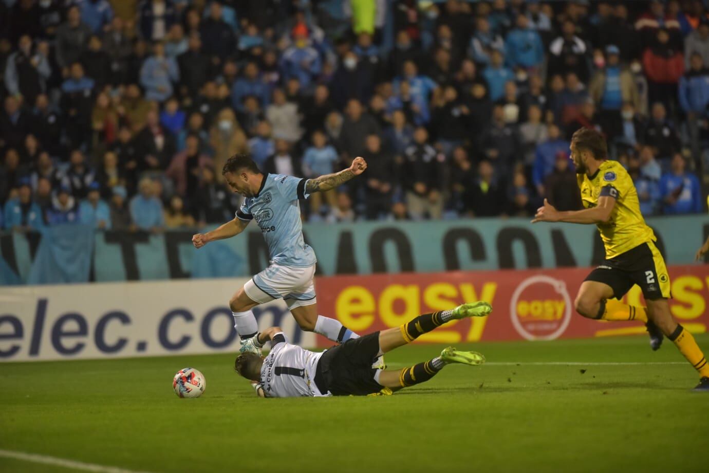 Belgrano juega viernes por la noche contra Flandria en el Gigante de Alberdi, en el marco de la fecha 16 de la Primera Nacional 2022.  (Facundo Luque / La Voz)