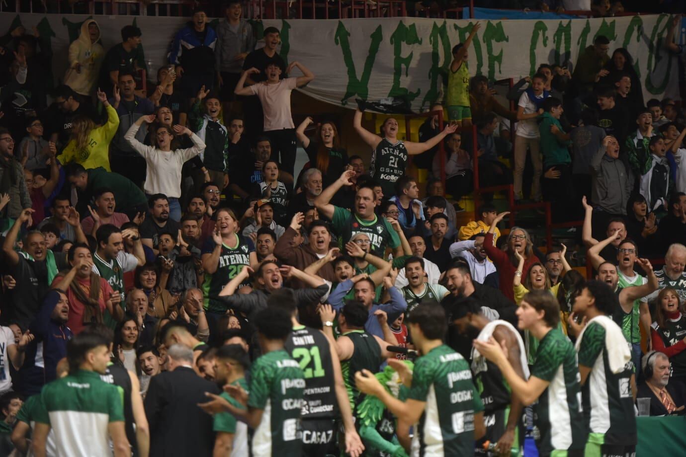 Atenas enfrentó a San Lorenzo por la serie de permanencia de la Liga Nacional de Básquet en el Cerutti. (Facundo Luque / La Voz)