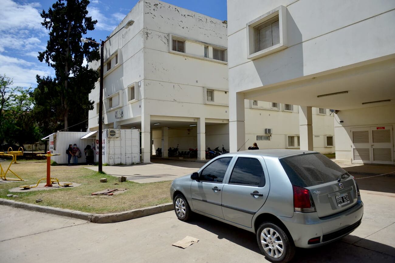 Los trabajadores del Hospital Misericordia reclaman por la inseguridad en el sector. (Nicolás Bravo / La Voz)