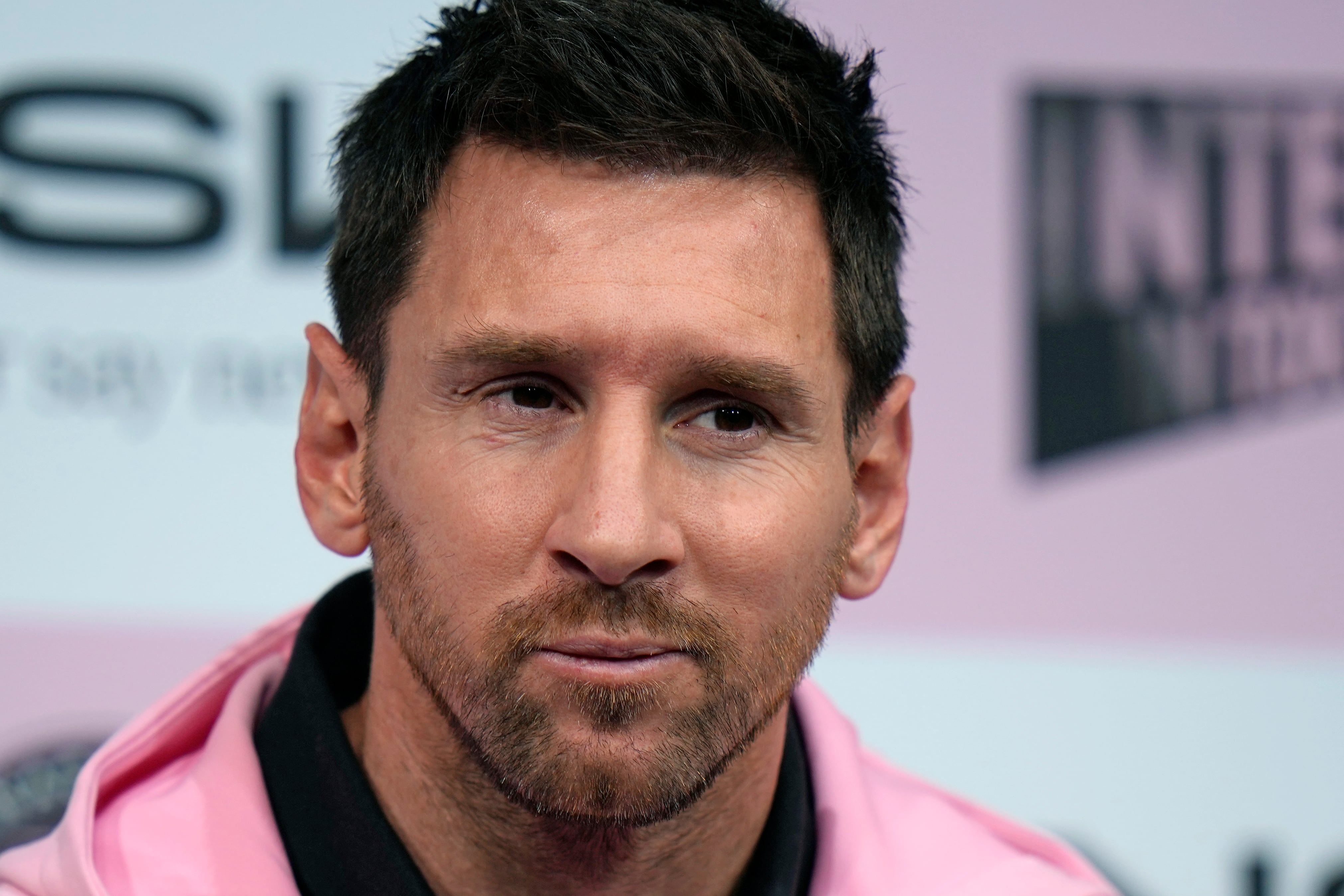 Lionel Messi del Inter Miami habla en una conferencia de prensa en un hotel en Tokio previo al duelo de exhibición del miércoles de su club ante el Vissel Kobe, el martes 6 de febrero de 2024. (AP Foto/Shuji Kajiyama)