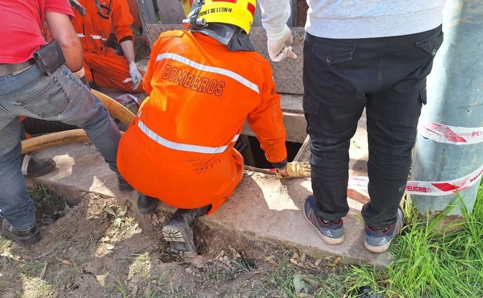 Trampa mortal. Hubo que desagotar el pozo para que los bomberos pudieran entrar a retirar los cuerpos.