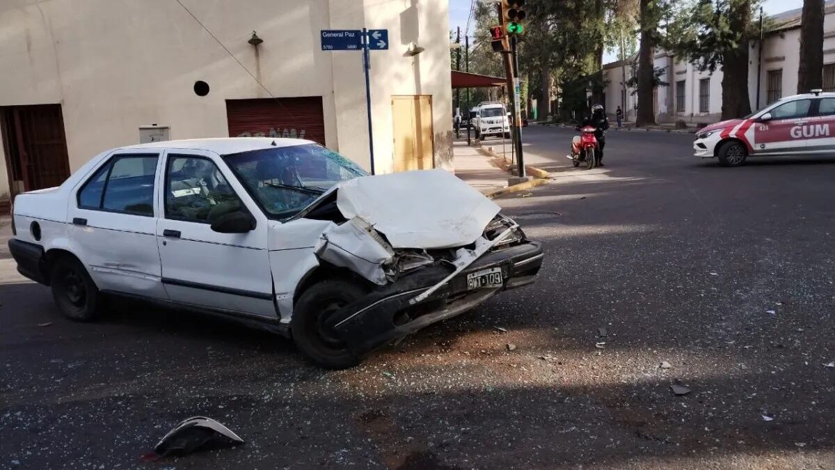 Un chico de 17 años murió cuando aguardaban el verde del semáforo en Las Heras