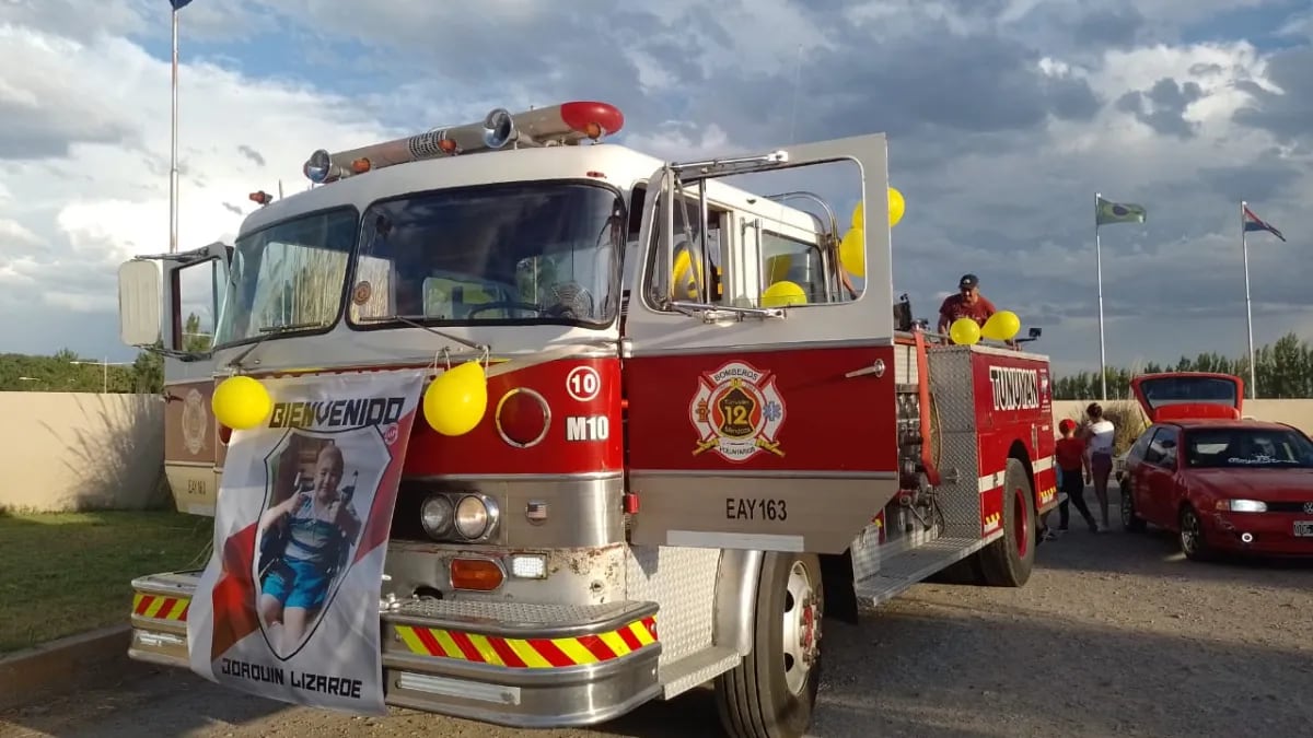 La autobomba de los Bomberos Voluntarios de Tunuyán que estaba esperando a Joaquín y su familia para llevarlos en caravana hasta su hogar. 