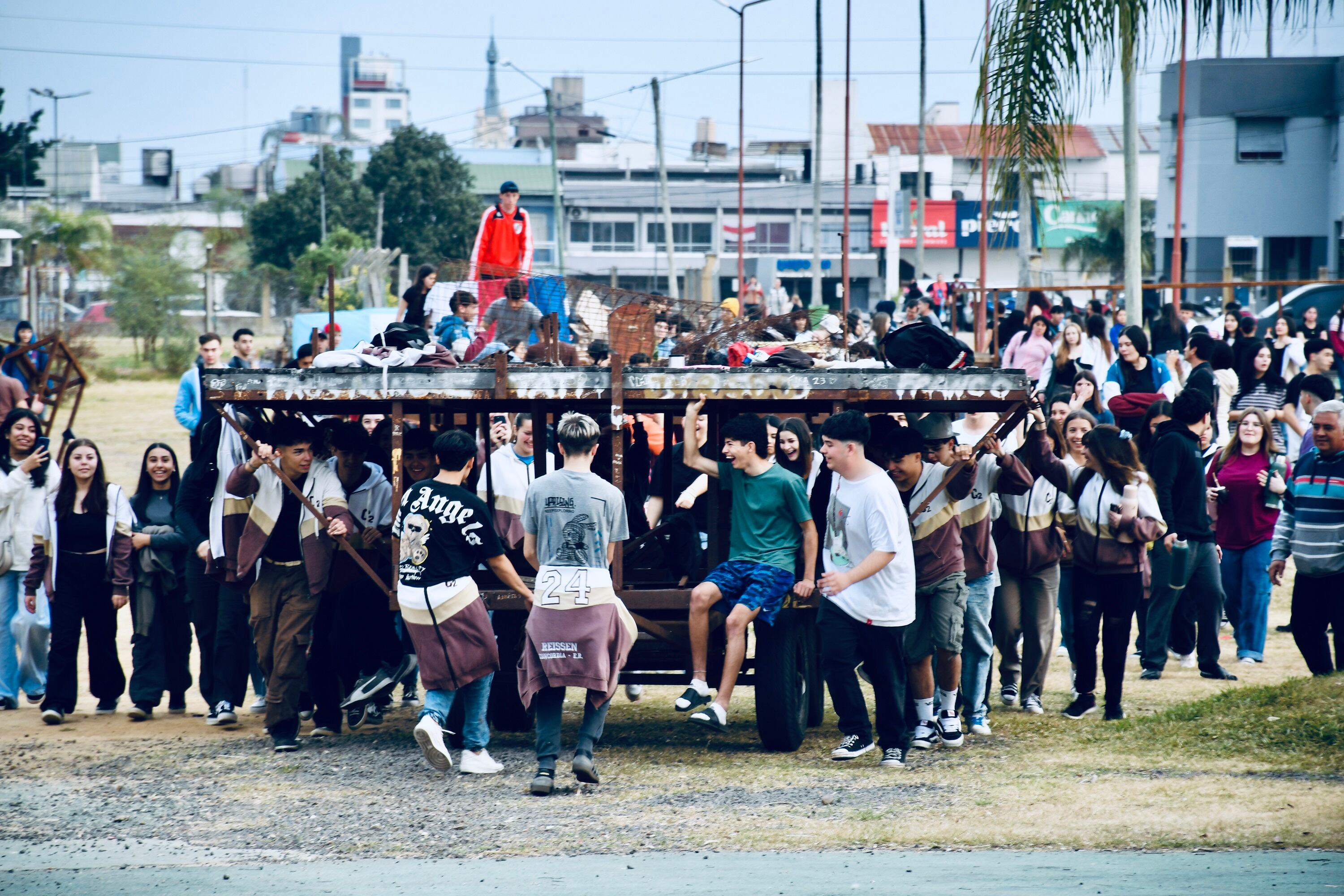 Azcue entregó los galpones a los estudiantes que se preparan para sus festejos tradicionales.