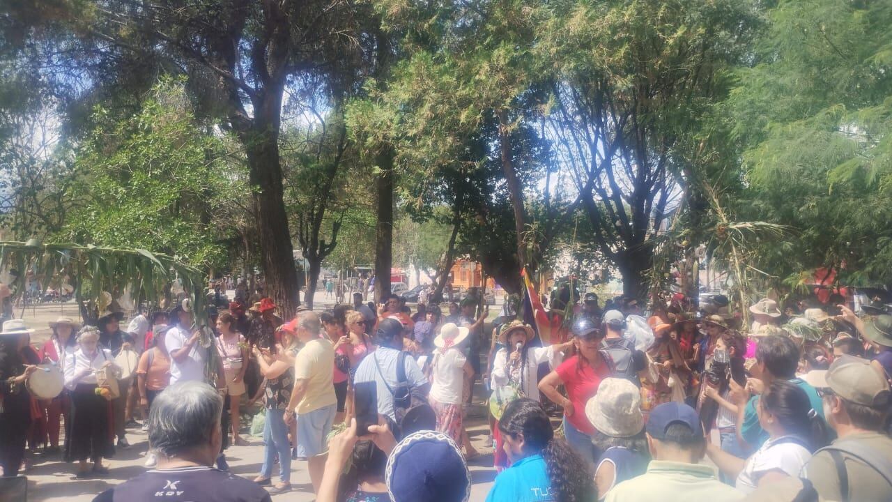 El jueves de Comadre se desarrolló en un ambiente de fraternidad, a plaza llena.