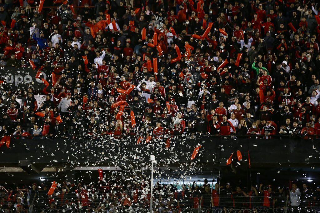 El recibimiento de los hinchas de Newell's al equipo, una imagen que no sucedía hace 18 meses. (@Newells)