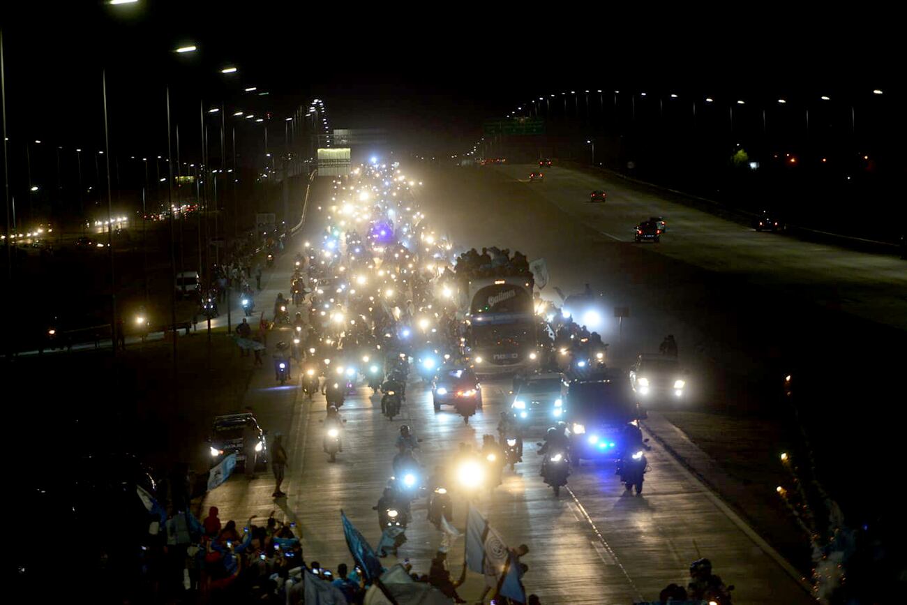 Continúa la caravana por Circunvalación. A la altura de Puente Donosa los hinchas siguen alentando a su equipo. (Javier Ferreyra / La Voz)