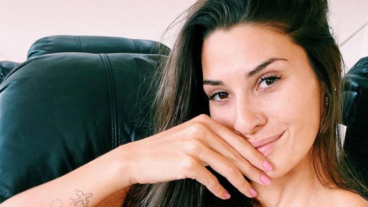 Ivana Nadal, desde la piscina, posó de espalda, con una microbikini y sin corpiño