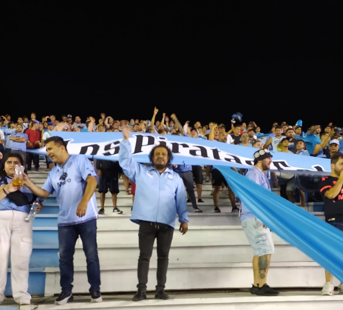 El aliento de los hinchas Piratas, en la previa del encuentro contra Delfín.