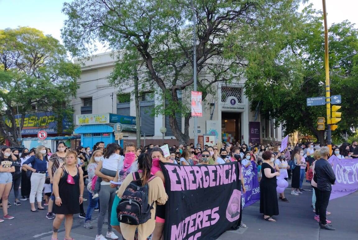 Nutrida marcharon por el centro de San Rafael pidiendo que el asesinato de Natalia Tagua no quede impune. Foto gentileza Evangelina Olmos.