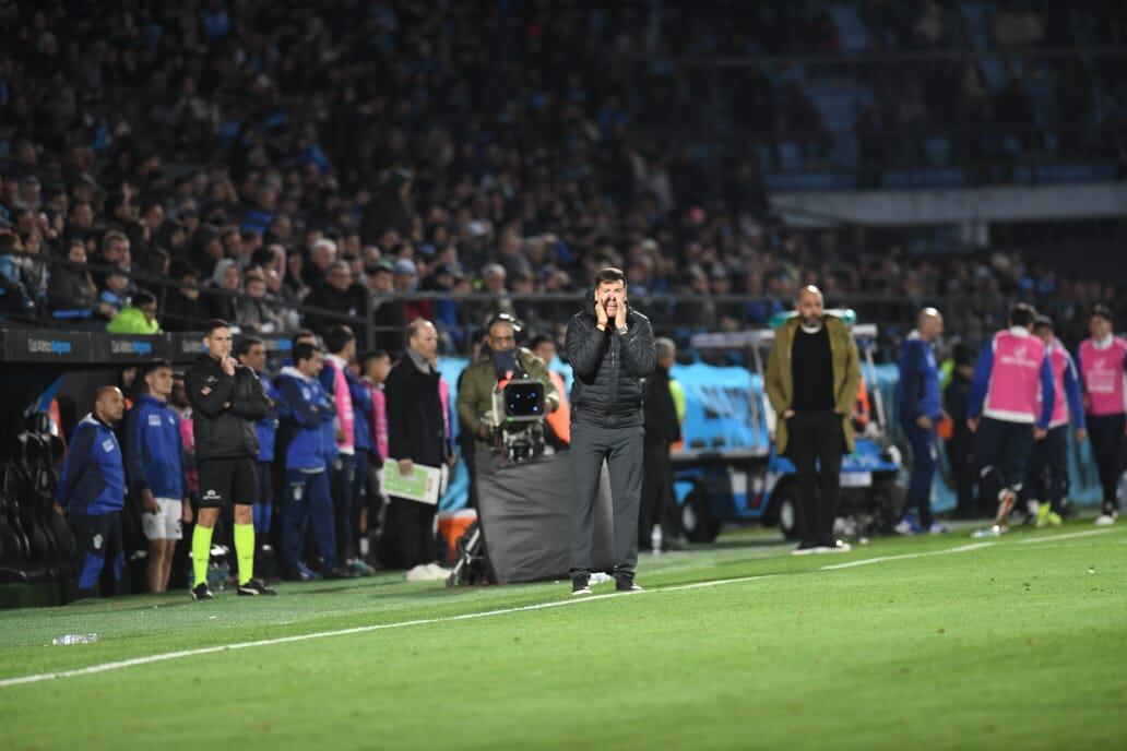 El entrenador de Belgrano Juan Cruz Real en la derrota frente a Gimnasia de La Plata por la Liga Profesional. (Javier Ferreyra / La Voz)