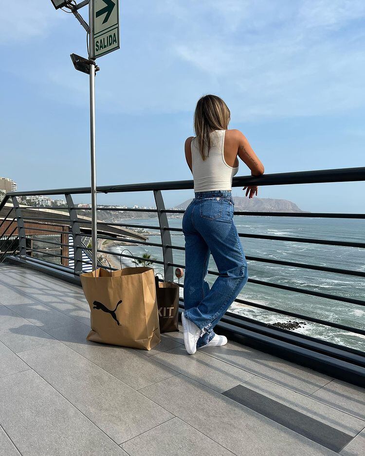 Larissa Riquelme de paseo por Lima, Perú.