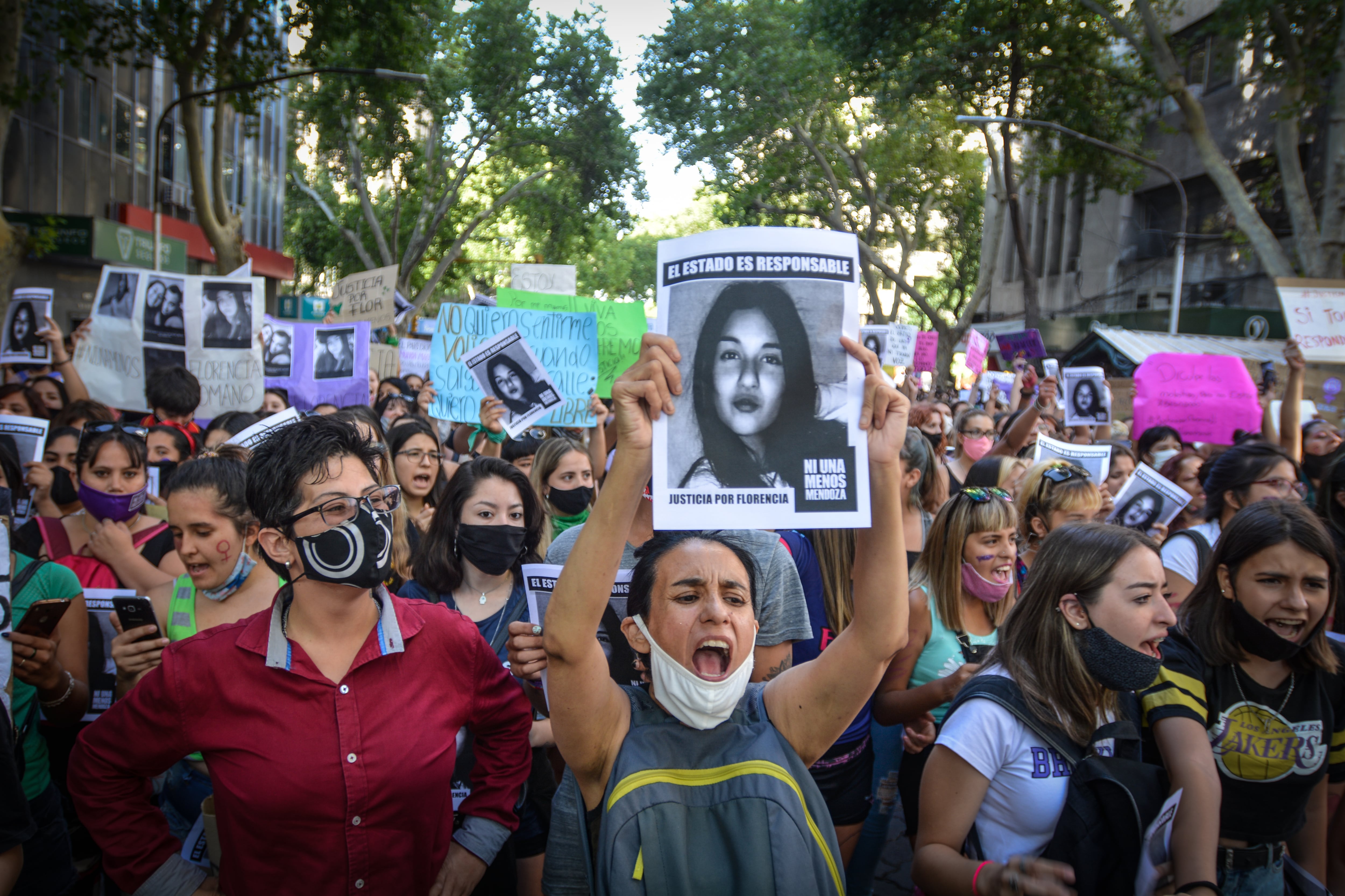 Masiva marcha en pedido de justicia por el femicidio de Florencia Romano en 2020.