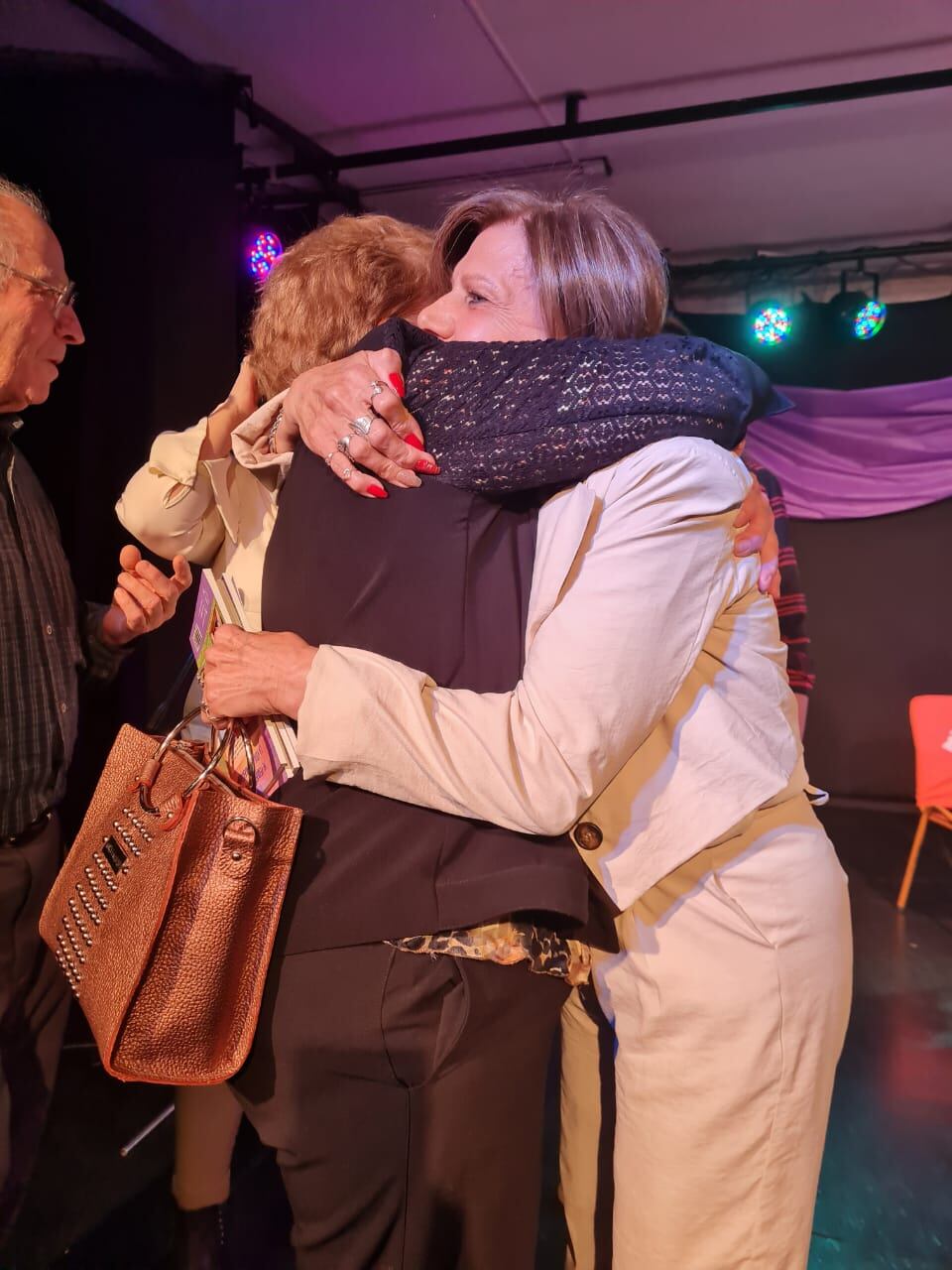 Gladys García y su hermana emocionadas durante la presentación de "Mi pequeña entre la vida y la muerte: noventa días al límite".