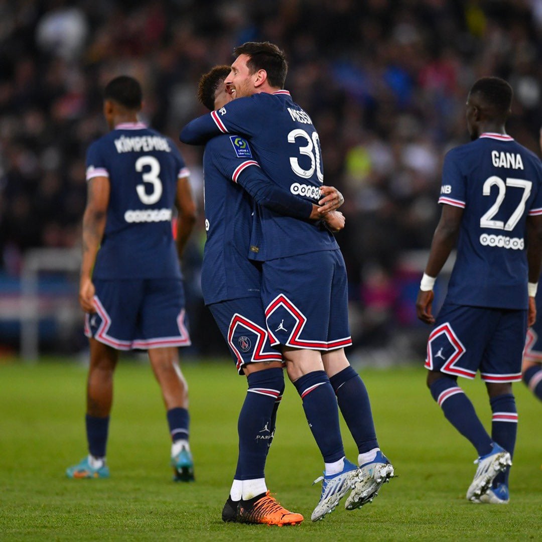 Lionel Messi se abraza con Neymar luego de convertir el tanto del PSG.