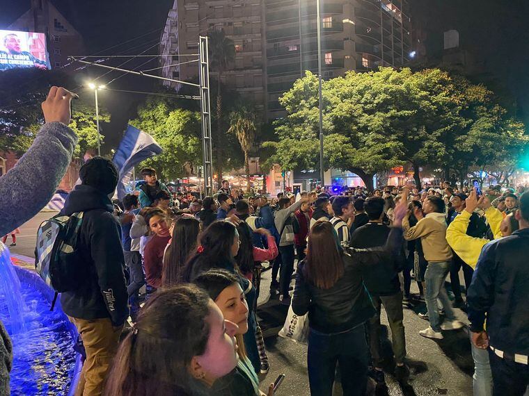 Los fanáticos se convocaron frente al Patio Olmos para celebrar el pase a cuartos.