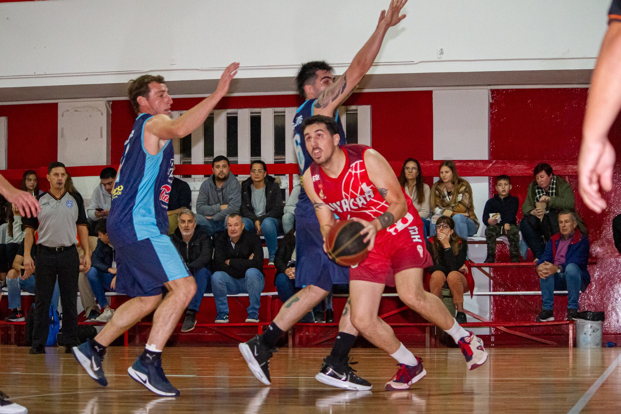 Torneo Oficial de Básquet de Tres Arroyos: Blanco y Negro y Huracán son los punteros