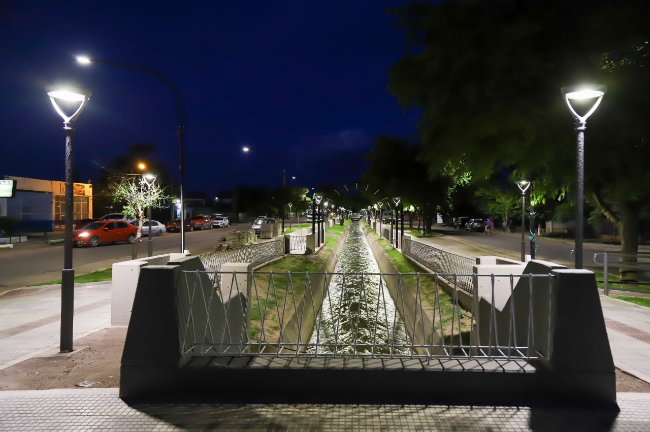 Colocaron nueva iluminación con equipos led en el remodelado paseo Luis Huerta. Foto  