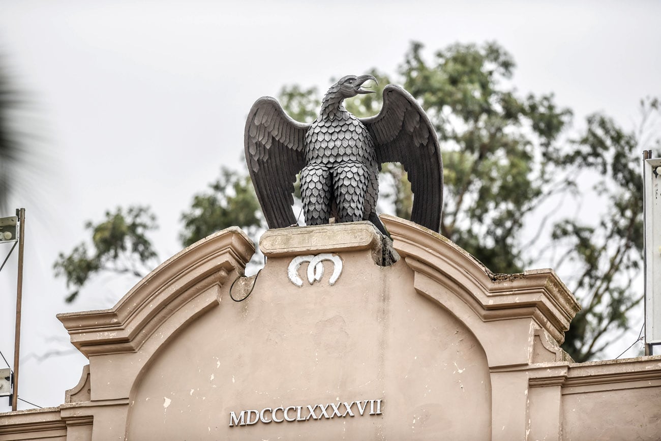 El águila imperial que colocaron en el hotel Edén de La Falda.