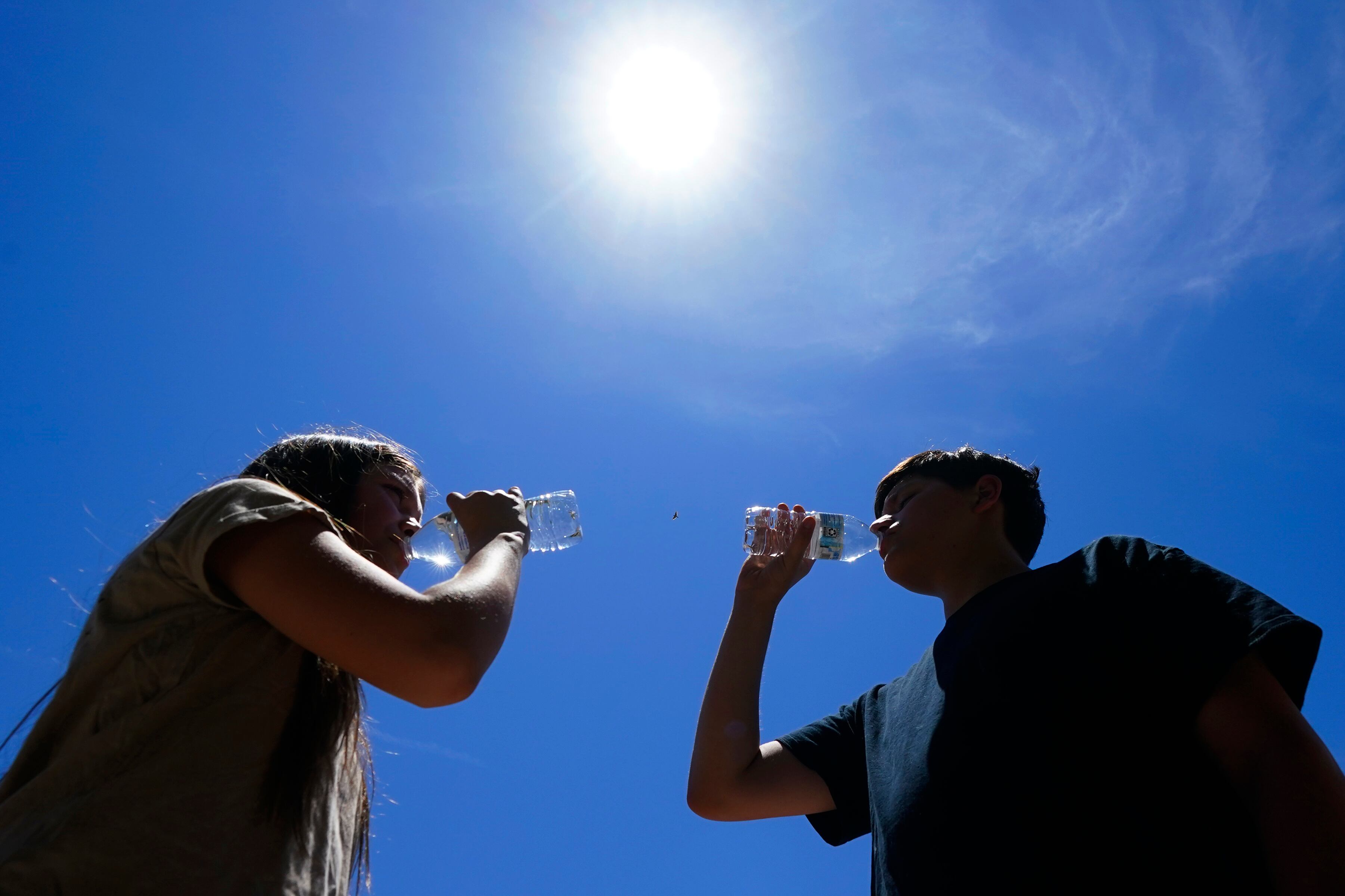 Es importante hidratarse bien para evitar el golpe de calor.