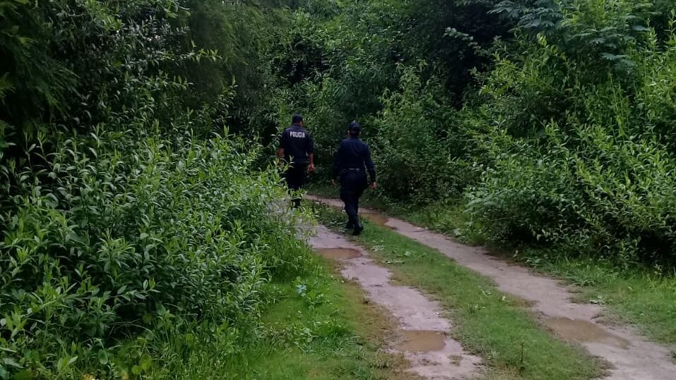 Un grupo de adolescentes alertó el domingo haber encontrado un cadáver a la vera del río Perico, en las afueras de la ciudad. Posteriormente la policía confirmó el hallazgo.