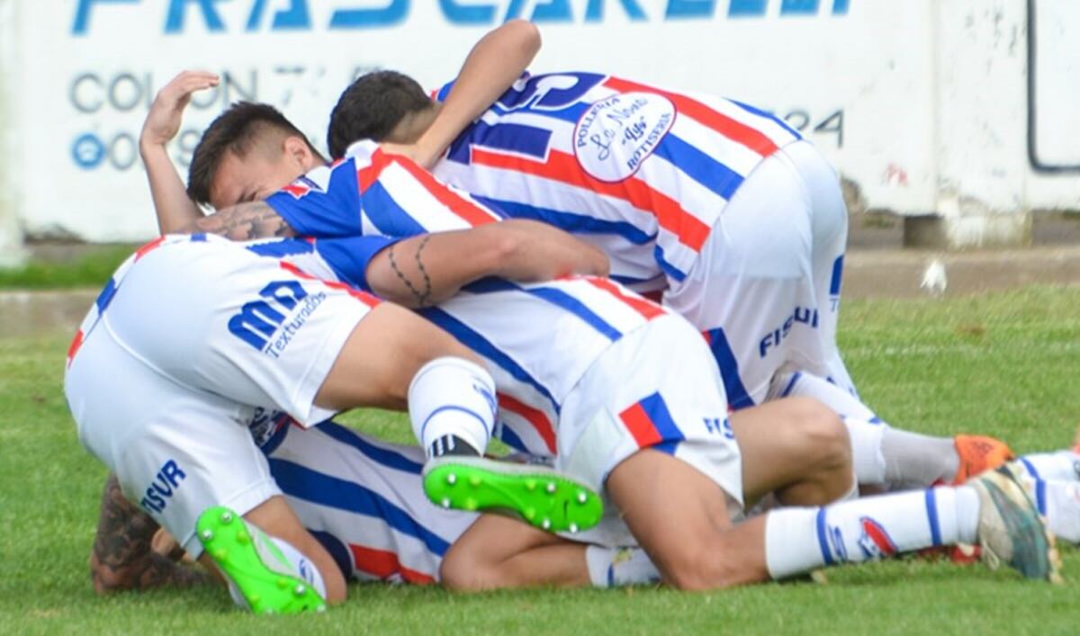 Liga del Sur: Rosario goleó y quedó a un partido de volver a Primera