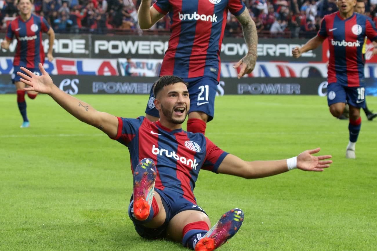 Iván Leguizamón celebra la apertura del marcador de San Lorenzo en el duelo ante Boca, por la fecha 11 de la Liga Profesional. (Fotobaires)