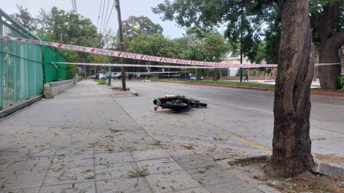 Chocó contra un árbol y murió: la familia de un joven de Córdoba pide ayuda para saber qué pasó