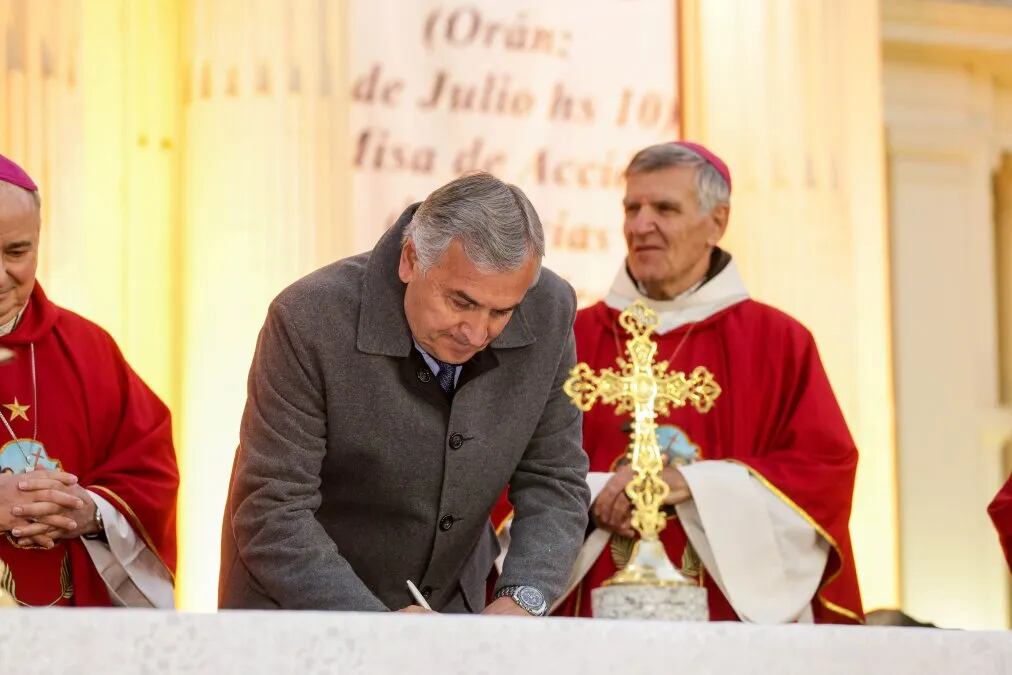 El obispo Fernández invitó al gobernador Morales a firmar el acta en la que quedó asentado "el significado de tan histórico acontecimiento para la iglesia en la Argentina".