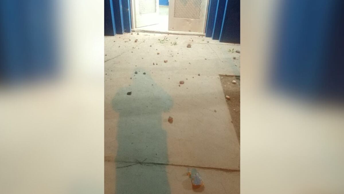 Otra vez, atacaron una comisaría de Córdoba a piedrazos: hay dos detenidos