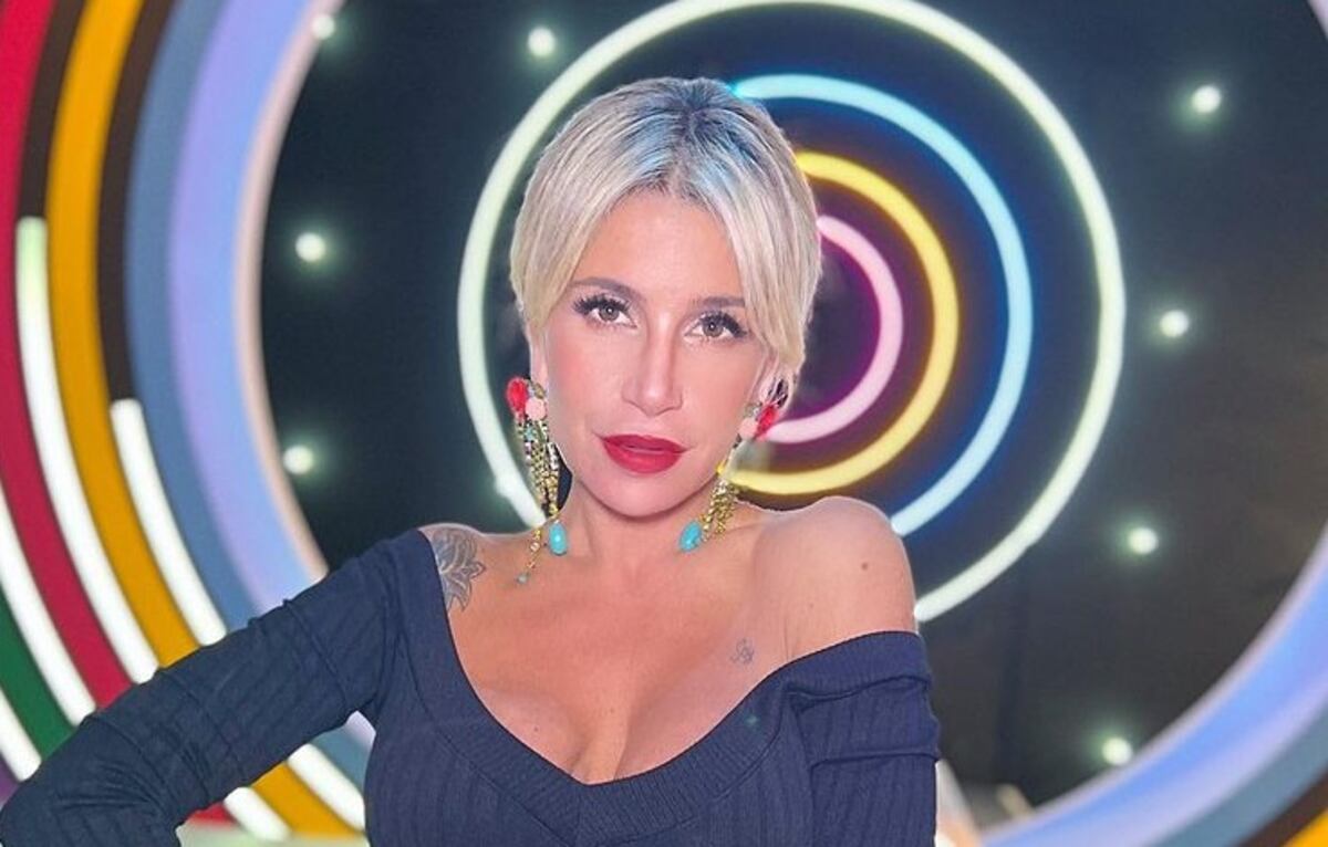 Flor Peña lució un impactante vestido de charol color nude: “Recargada”