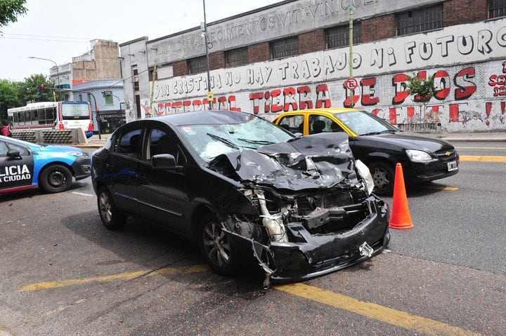 Una joven que conducía una moto falleció en un accidente en La Paternal (Foto: Clarín)