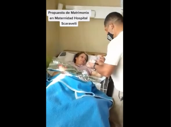 Una joven estaba internada en el hospital Scaravelli porque acababa de dar a luz y su novio le pidió casamiento.