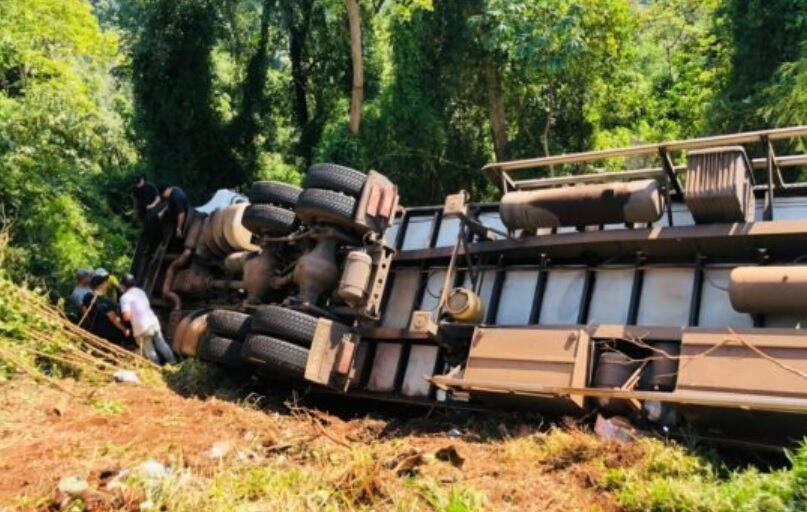 Accidente fatal en Pozo Azul: falleció la acompañante del conductor del camión.