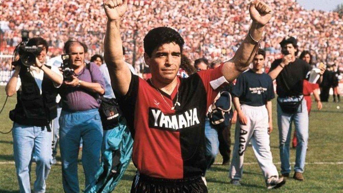 El delantero del Barcelona posó con la histórica camiseta que Diego utilizó cuando jugó en Newell’s en 1993.