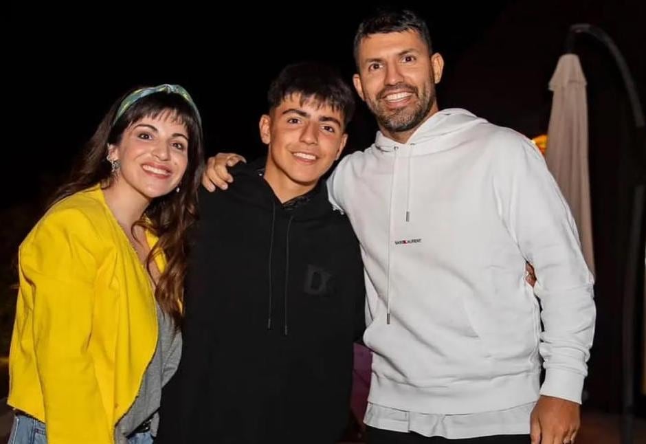 Gianinna Maradona y el Kun Aguero con Benjamín