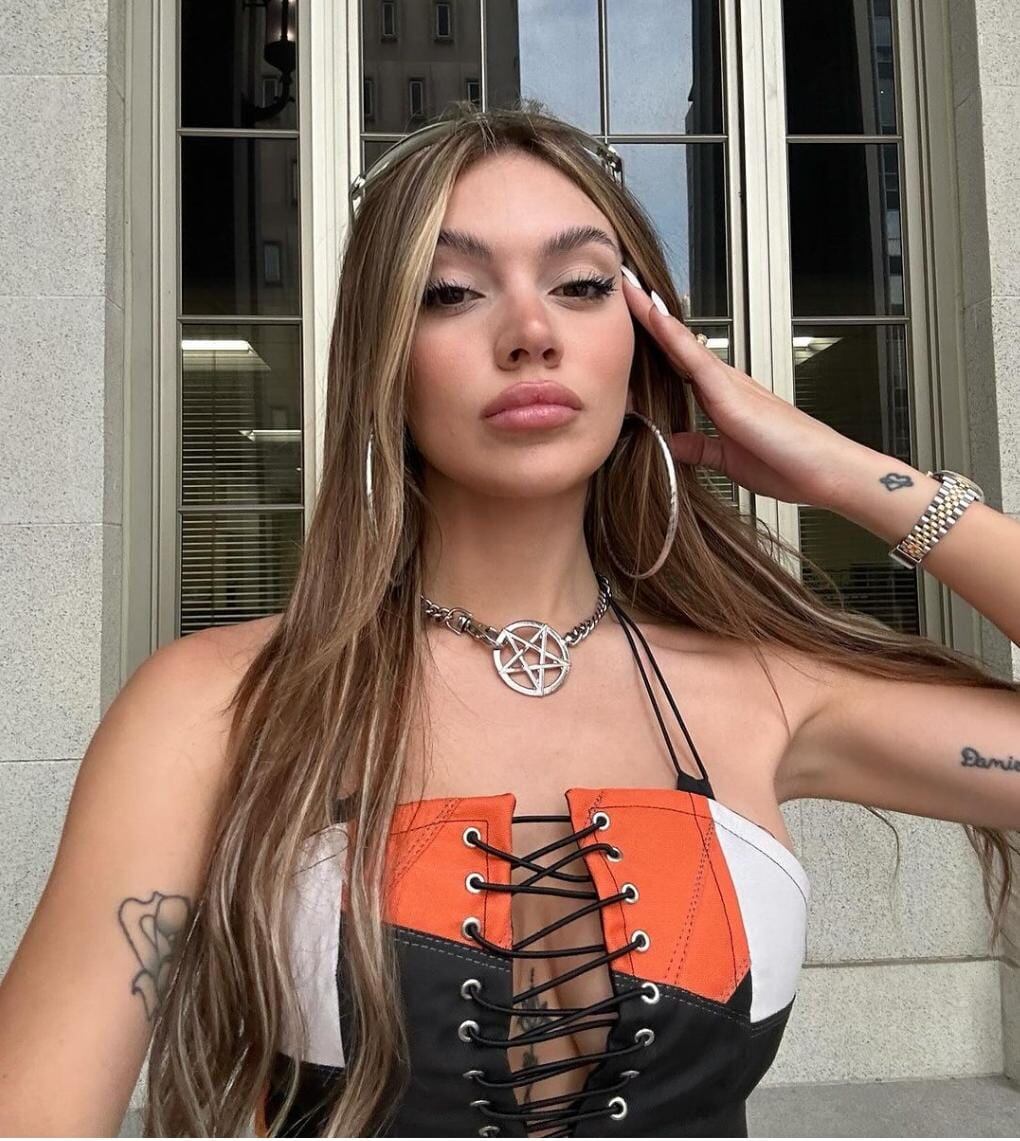 Sasha Ferro conquistó Instagram con un top ultra escotado naranja y aberturas