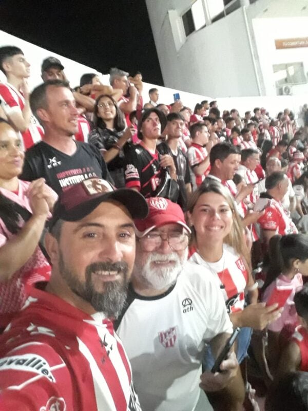 Diego Suárez y su familia alentando a Instituto.