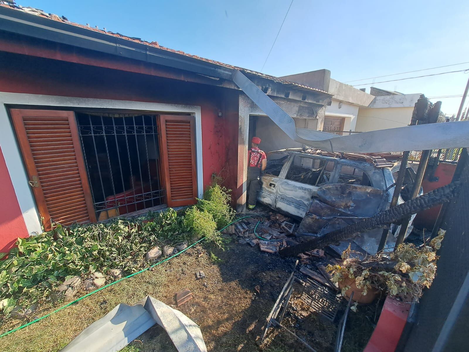 Las consecuencias del paso del fuego en barrio Santa Clara de Asís.