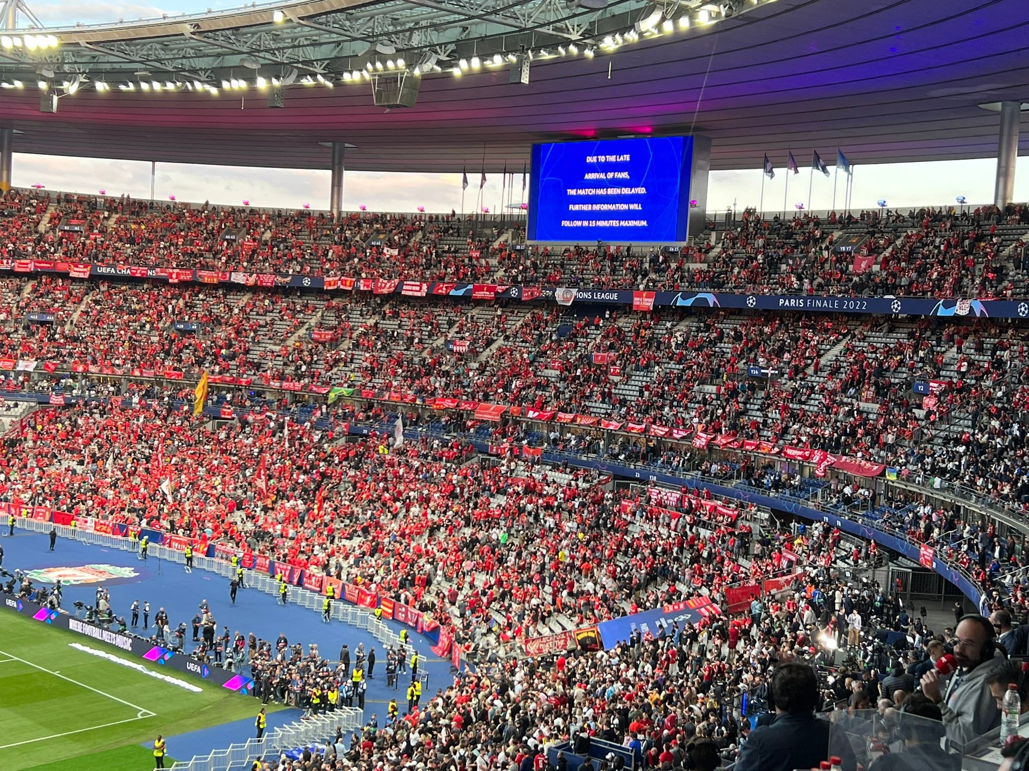 El partido se demoró por los problemas en el ingreso de los hinchas del Liverpool.