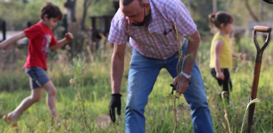 Nueva jornada de plantación arbórea en el barrio Jossi de Eldorado.