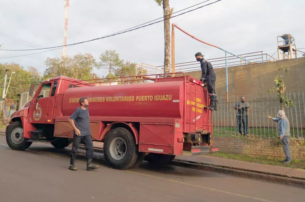 Se dio inicio al operativo de distribución hídrica en Puerto Iguazú. Foto: Norma Devechi