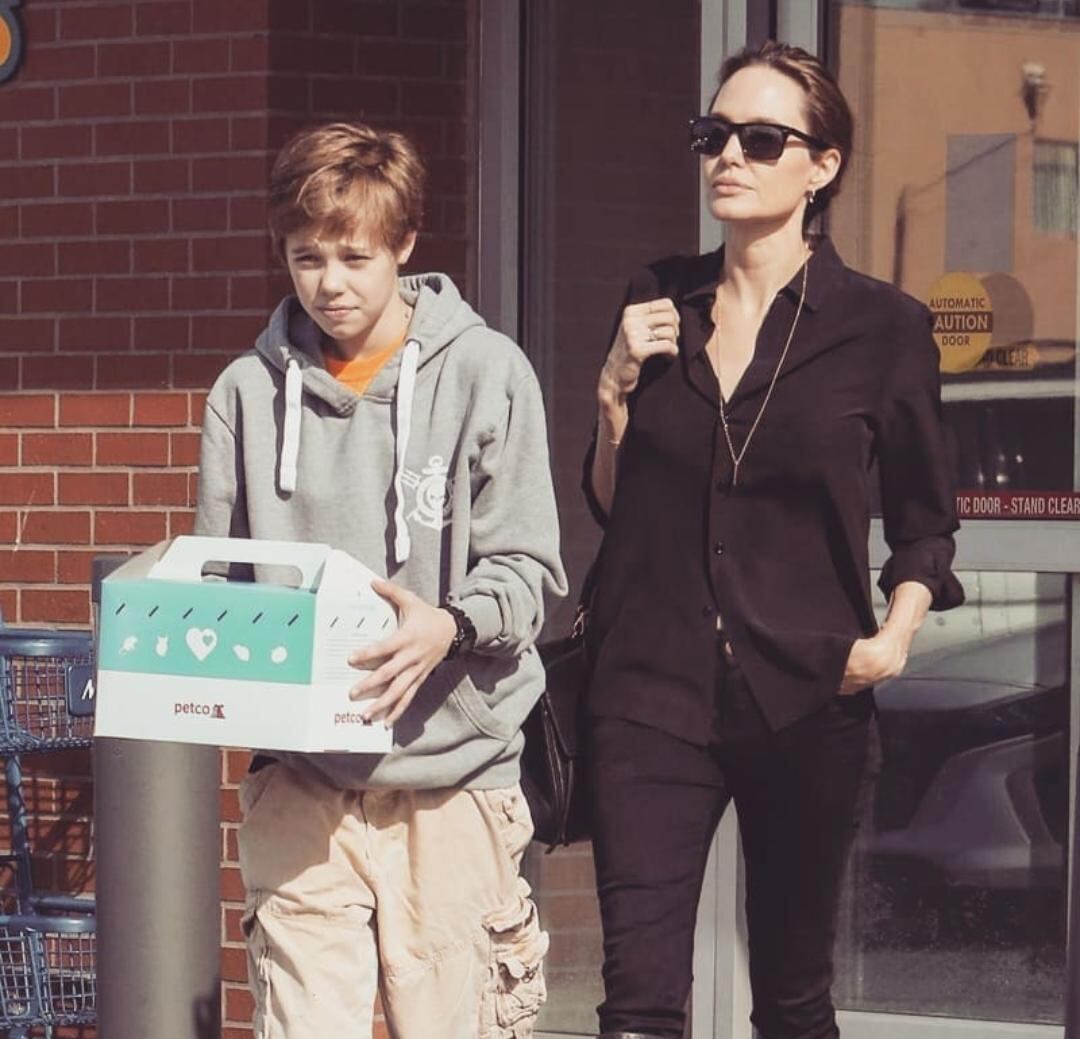 Angelina Jolie junto a Shiloh.