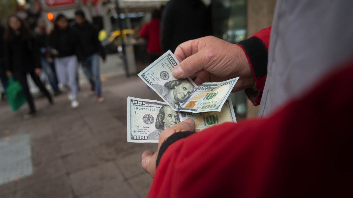 En el mercado informal aseguraron que costó mucho encontrar ahorristas dispuestos a vender dólares sin importar la cotización de ese momento.