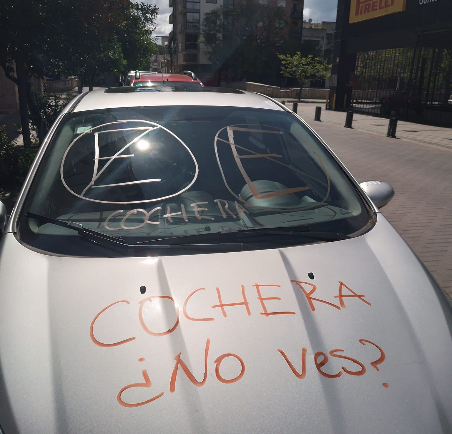 Una vecina de barrio Güemes dejó algunos carteles sobre un auto mal estacionado.