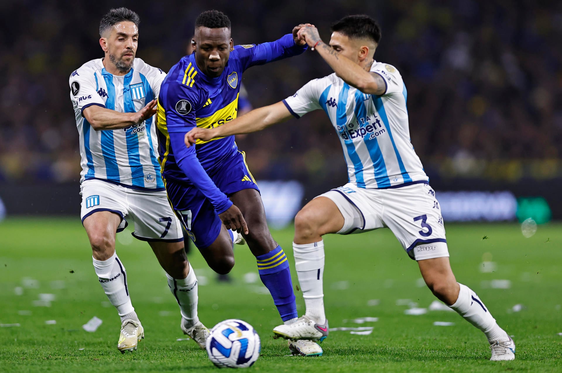 Luis Advíncula disputa una pelota con Gabriel Hauche y Gabriel Rojas. EFE/ Juan Ignacio Roncoroni
