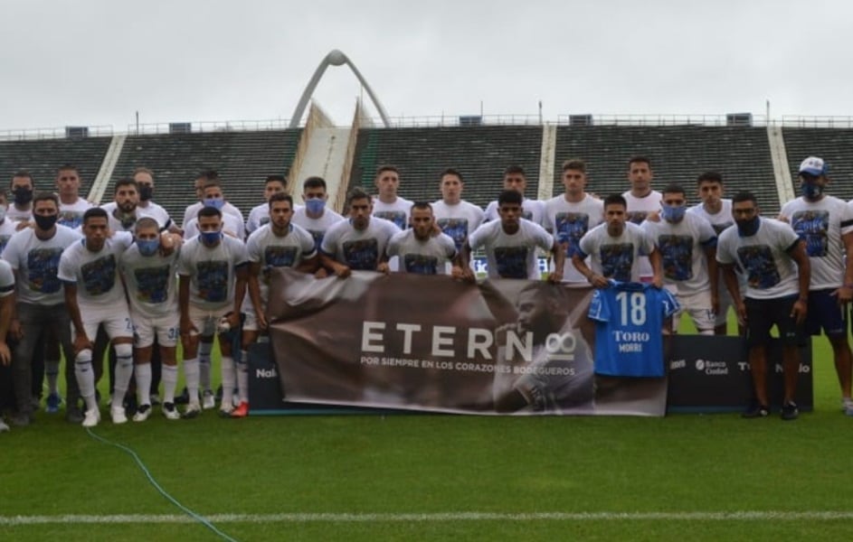 El plantel de Godoy homenajeó al desaparecido delantero Santiago García.