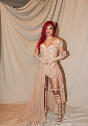 El look de Karol G en los Latin Grammy 2022.